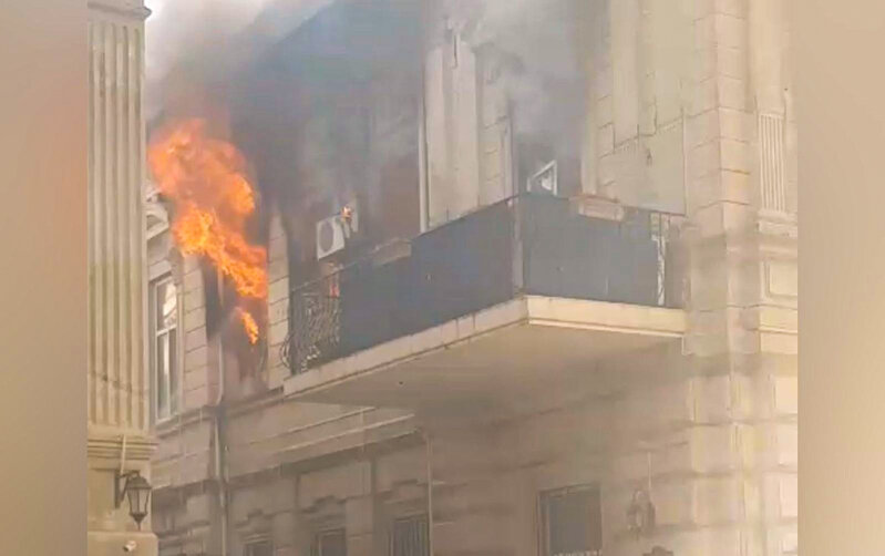 Bakının mərkəzindəki yanğın söndürüldü - Video - Yenilənib