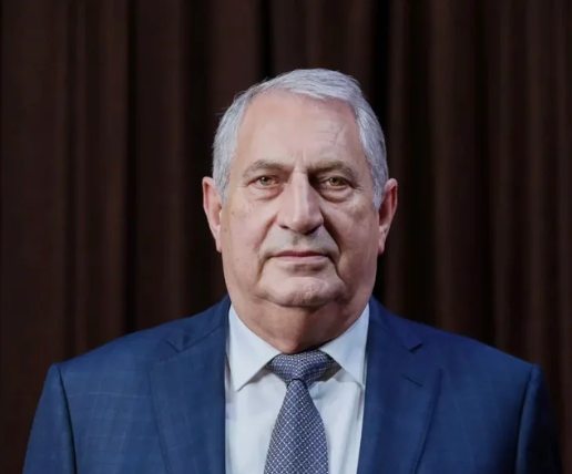 Məşhur kollecin direktorunun ailəsində aliment qalmaqalı