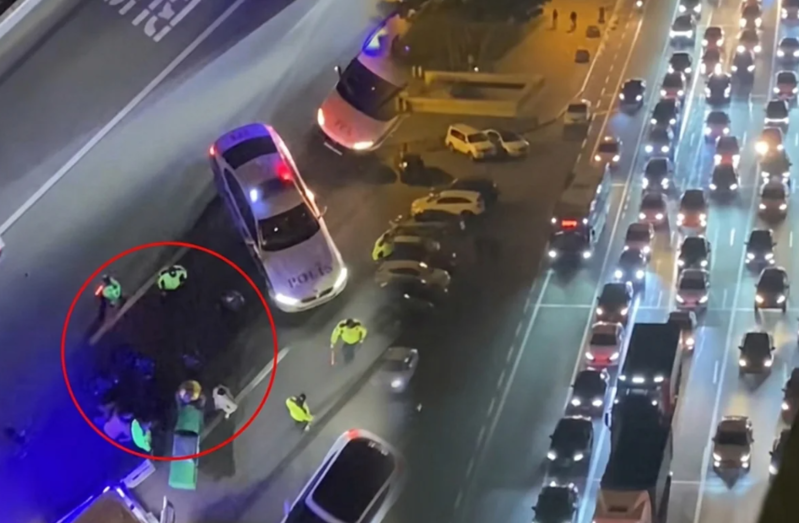 Bakıda məşhur ticarət mərkəzinin qarşısında qadını maşın vurdu - VİDEO