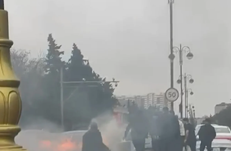 "Neftçilər" stansiyası yaxınlığında yanan avtomobil söndürüldü