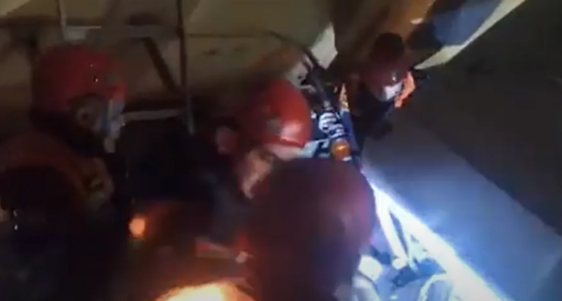 Qala qəsəbəsində avtomobil qatarla toqquşub - VİDEO