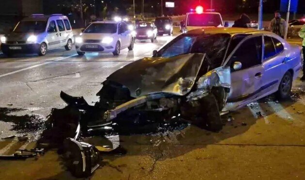 Polisdən qaçan avtomobil qəzaya səbəb oldu: 3 yaralı var