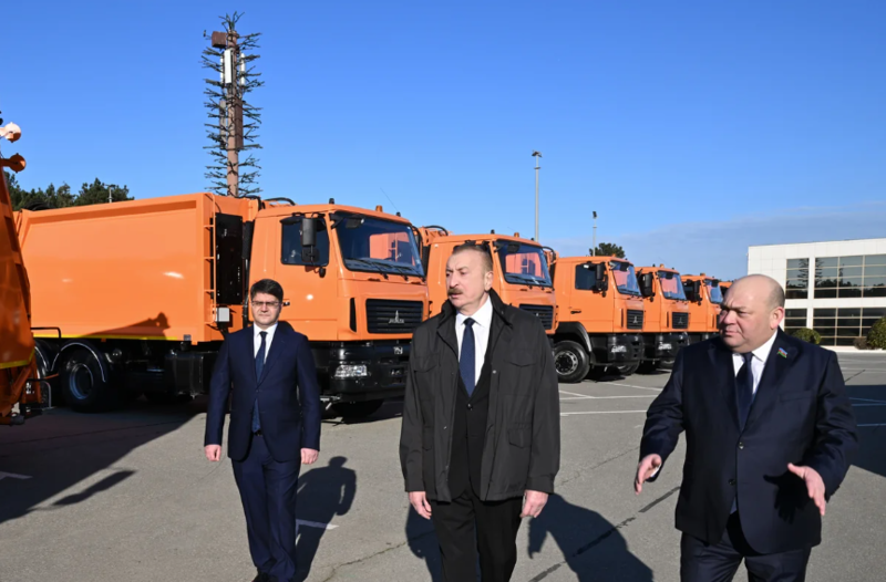 Prezident İlham Əliyev Bakıda məişət tullantıları daşıyan texnikalarla tanış olub