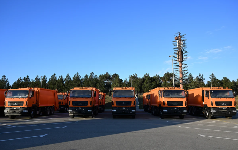 Prezident İlham Əliyev Bakıda məişət tullantıları daşıyan texnikalarla tanış olub