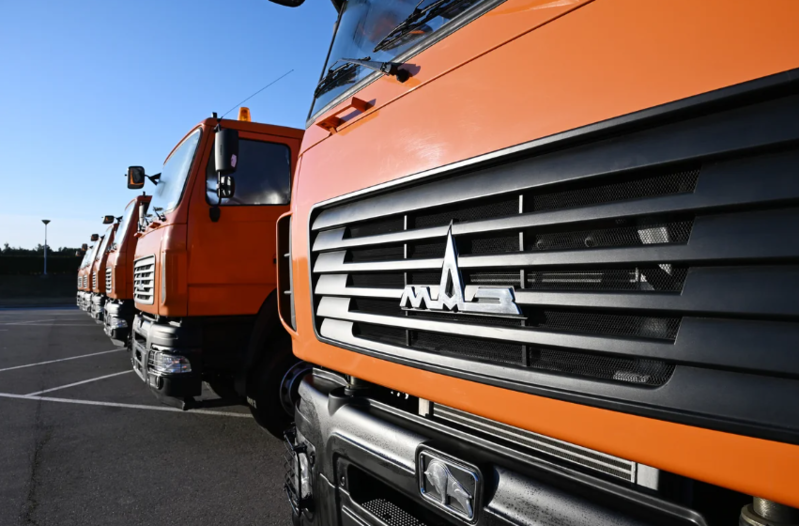 Prezident İlham Əliyev Bakıda məişət tullantıları daşıyan texnikalarla tanış olub