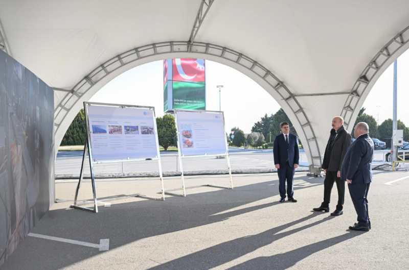 Prezident İlham Əliyev Bakıda məişət tullantıları daşıyan texnikalarla tanış olub