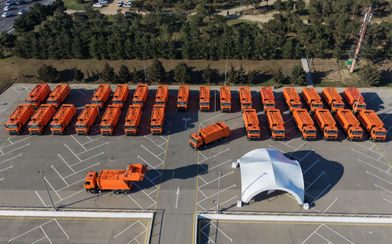 Prezident İlham Əliyev Bakıda məişət tullantıları daşıyan texnikalarla tanış olub