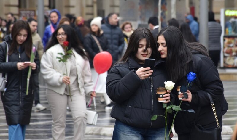 Azərbaycanda qadınlar harada çalışır, nə qədər maaş alır? - RƏQƏMLƏR