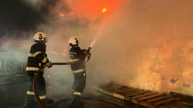 Bakıdakı güclü yanğın söndürüldü - Video -Fotolar - Yenilənib