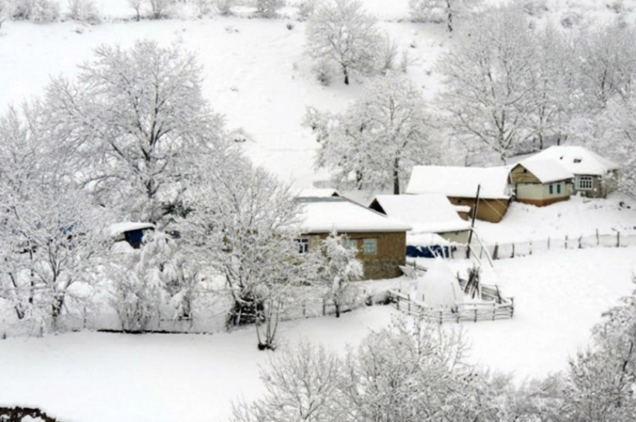 Bəzi ərazilərə qar yağır