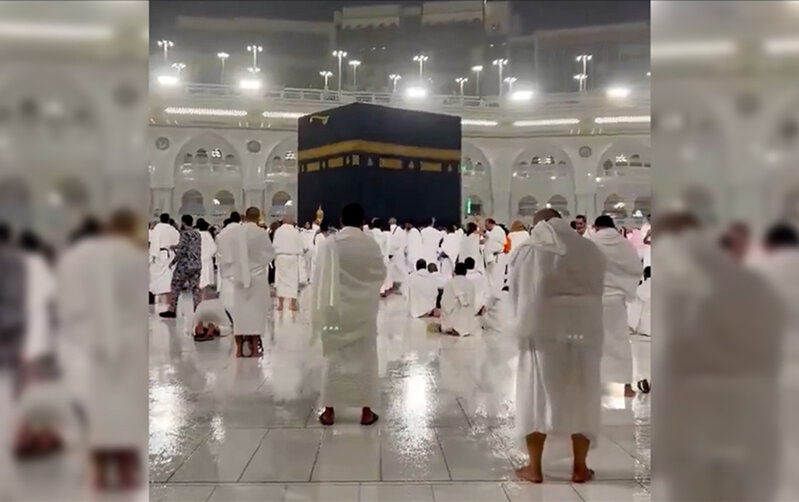 Kəbədə Ramazanın son günündə yağış altında dua etdilər - Video