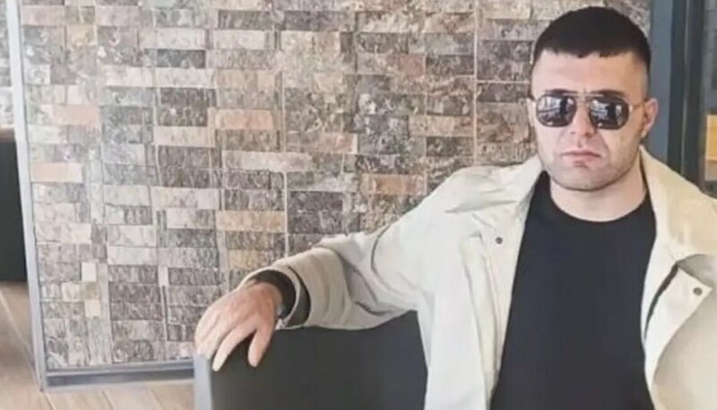 Cəmi 17 yaşında! Damdan girib yatağında yatan gənci öldürdü