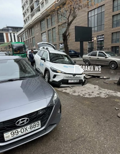 Bakıda yol çökdü - AYNA-nın maşını həmin çuxura düşdü - FOTO