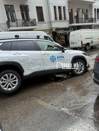 Bakıda yol çökdü - AYNA-nın maşını həmin çuxura düşdü - FOTO