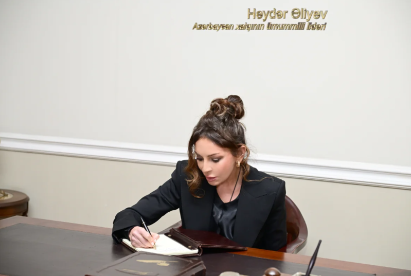 Mehriban Əliyeva Tbilisidə Mirzə Fətəli Axundzadə adına Azərbaycan Mədəniyyəti Muzeyi ilə tanış olub - FOTO