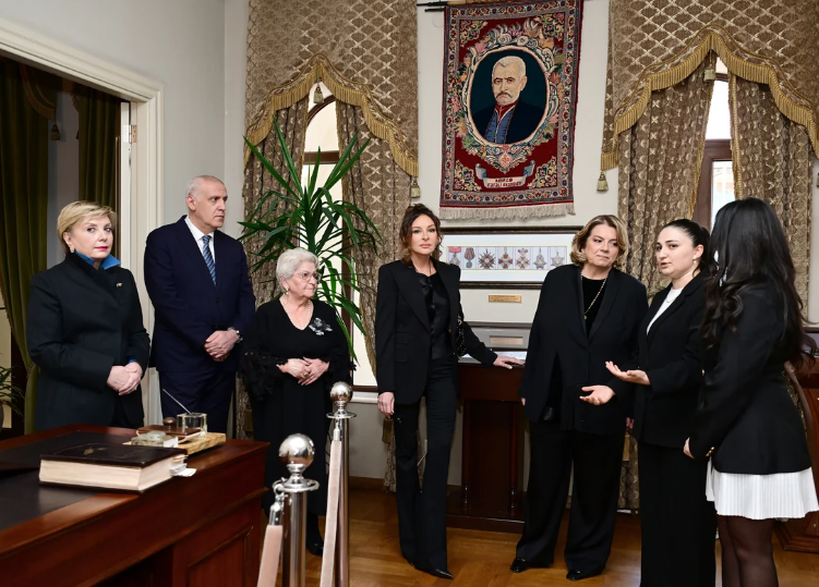 Mehriban Əliyeva Tbilisidə Mirzə Fətəli Axundzadə adına Azərbaycan Mədəniyyəti Muzeyi ilə tanış olub - FOTO