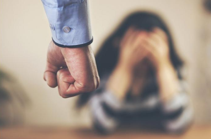 Bakıda papağa görə dava düşdü, ər arvadını döydü