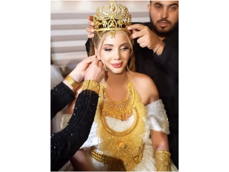 Toyunda ona taxılan 5 kilo qızılla küçədə GƏZDİ - VİDEO