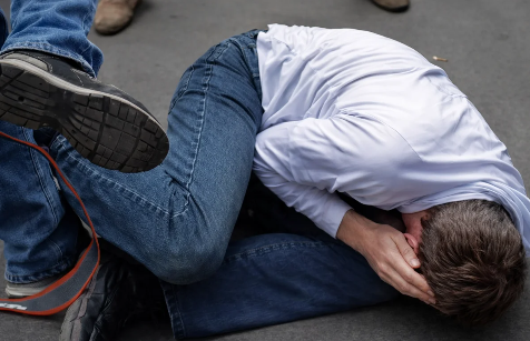 Məktəbdə valideyni döyən müəllim CƏZALANDIRILDI