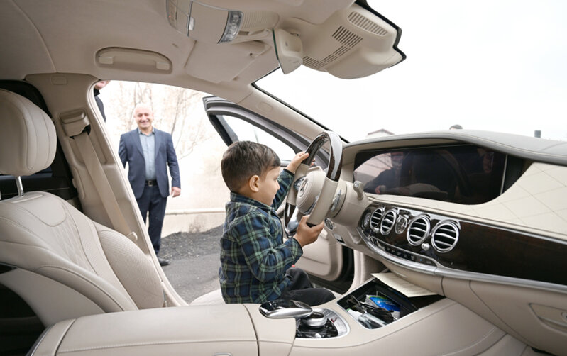 Prezident balaca Ayazın ailəsinə "Kamaz" hədiyyə etdi (VİDEO)