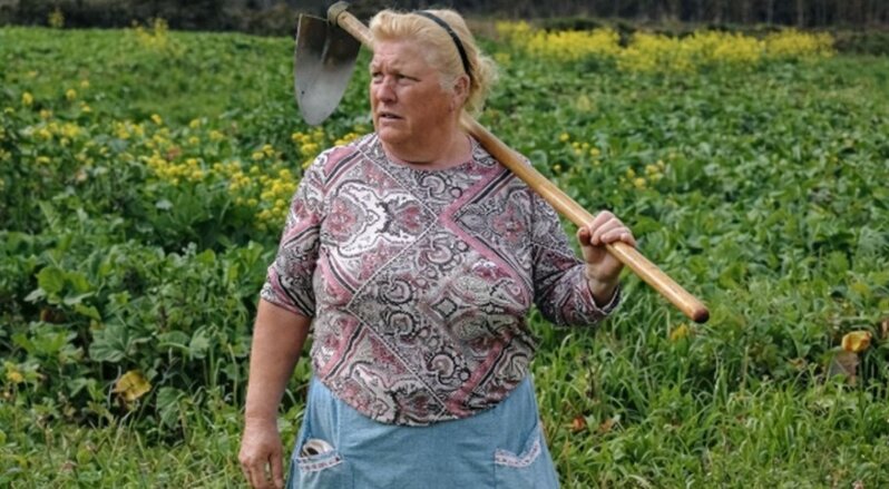 Tarlada çalışan qadın Trampa bənzərliyi ilə gündəm oldu