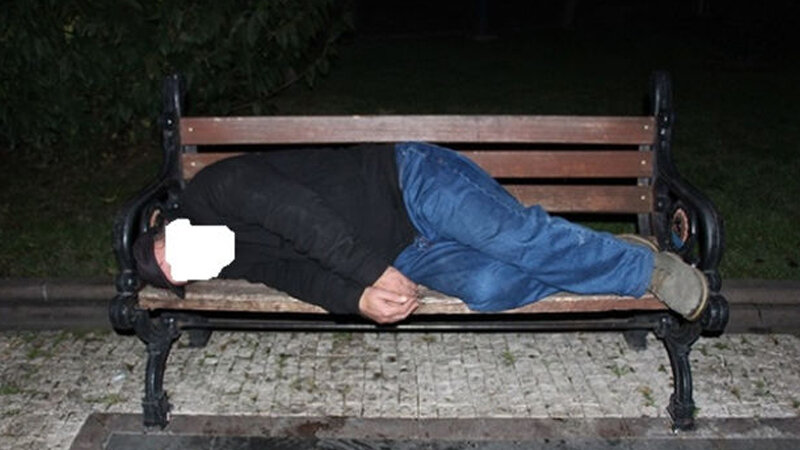 Dayanacaqda yatan şəxsin pulu, telefonu və eynəyi oğurlandı