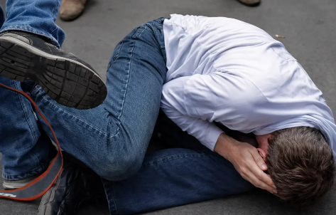 İşdən çıxarılmasına səbəb olan şəxsi küçədə döydü