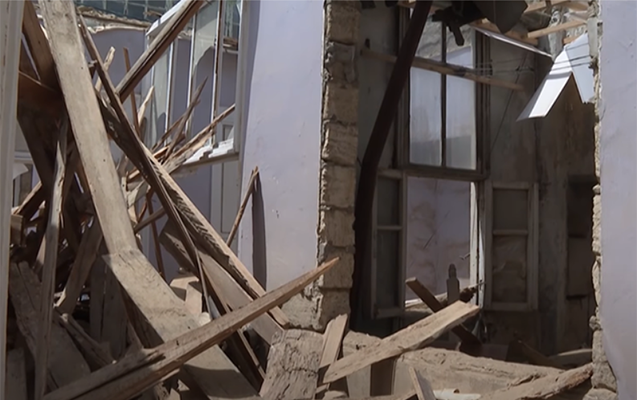 Evində söküntü zamanı üzərinə beton düşdü, öldü