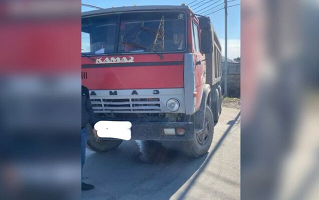 "Kamaz"ı geriyə sürərkən ağır qəza törətdi - Qadın öldü