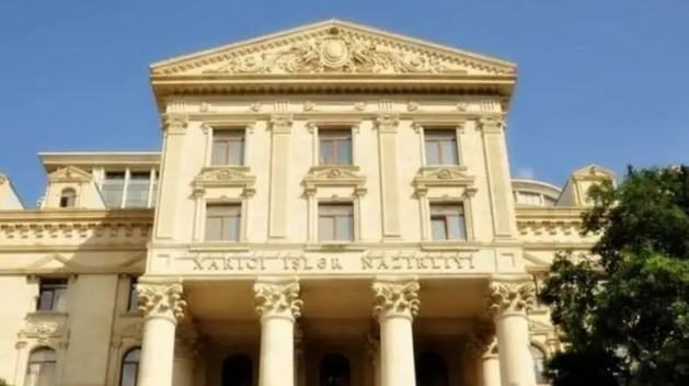 Rəsmi Bakı Ermənistanda Türkiyə bayrağının yandırılmasını pisləyib