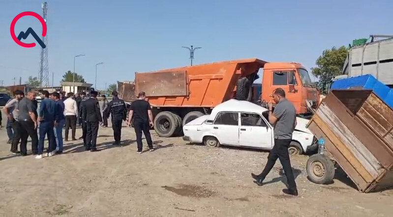 Ağcabədidə ağır qəza - Ölən var, ata və övladları yaralıdır - Fotolar