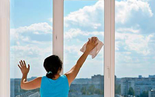 Anasının evinin pəncərəsini silərkən yıxılıb öldü