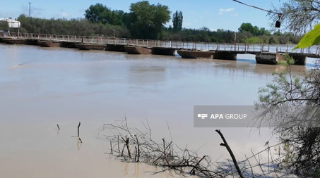 Kürdə suyun səviyyəsi artdı, Sabirabadda körpü sıradan çıxdı (FOTO)