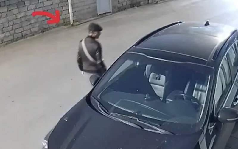 Bakıxanovda maşından oğurluq edənlər kameraya düşdü - Video