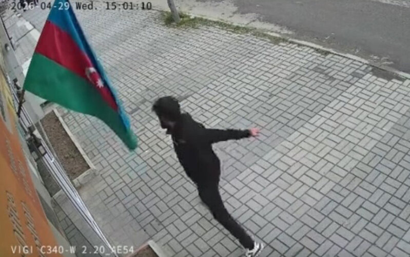 Bayrağa hörmətsizlik edən şəxslə bağlı araşdırma başladı - Video