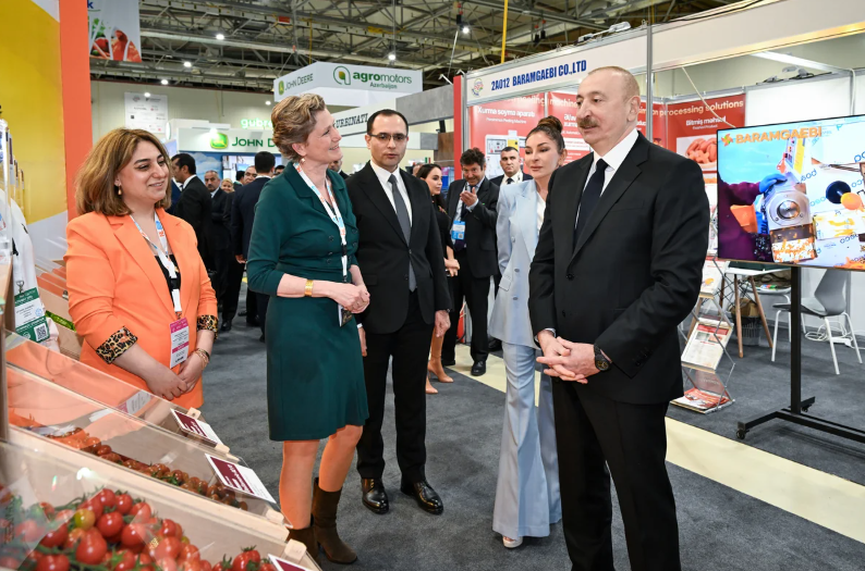İlham Əliyev 19-cu "Caspian Agro Week" və 31-ci "InterFood Azerbaijan" sərgiləri ilə tanış olub - FOTO