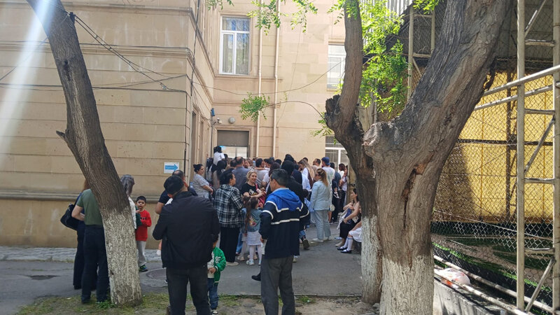 36 nömrəli məktəbdə imtahan gecikməsi - Valideynlər narazılıq edir