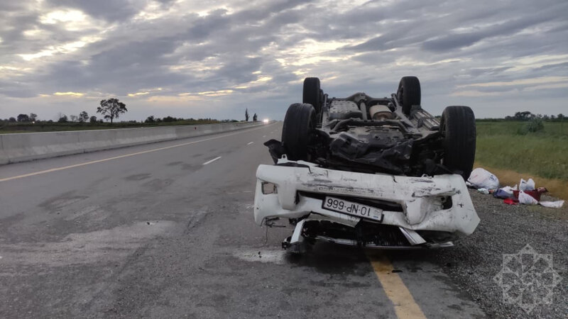 Ödənişli yolda "Toyota" aşdı - Ana və qızı yaralandı - Foto