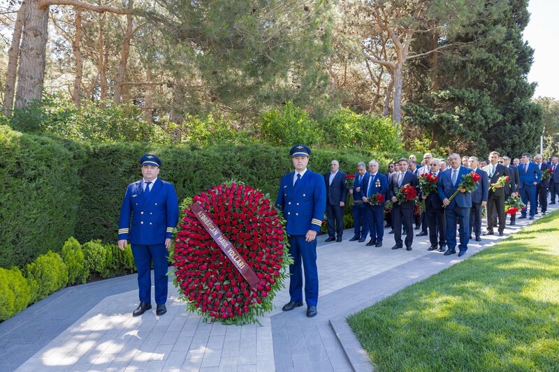 AZAL kollektivi və mülki aviasiyanın digər nümayəndələri Fəxri xiyabanda - Fotolar