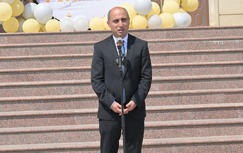 Emin Əmrullayev məzunları təbrik etdi