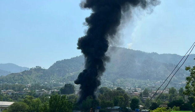 Pakistanda təlim təyyarəsi yerə çırpıldı: İki pilot həlak oldu