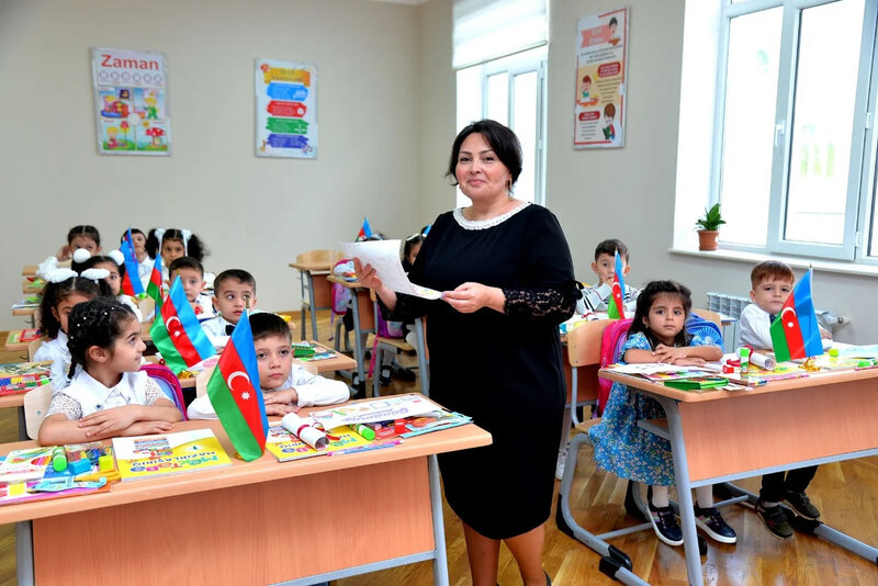 Təhsilverənlər üçün geyimlə bağlı hüquqi əsas yaradılır