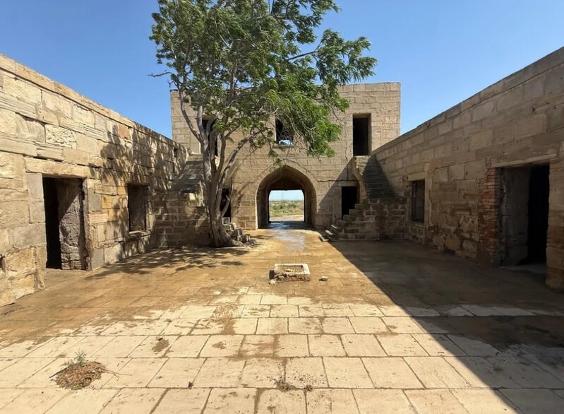 Tarixi karvansaraya qanunsuz müdaxilənin qarşısı alınıb