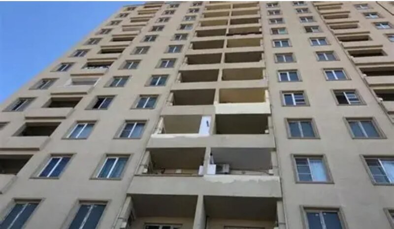 Bakıda 19 yaşlı qız eyvandan yıxıldı