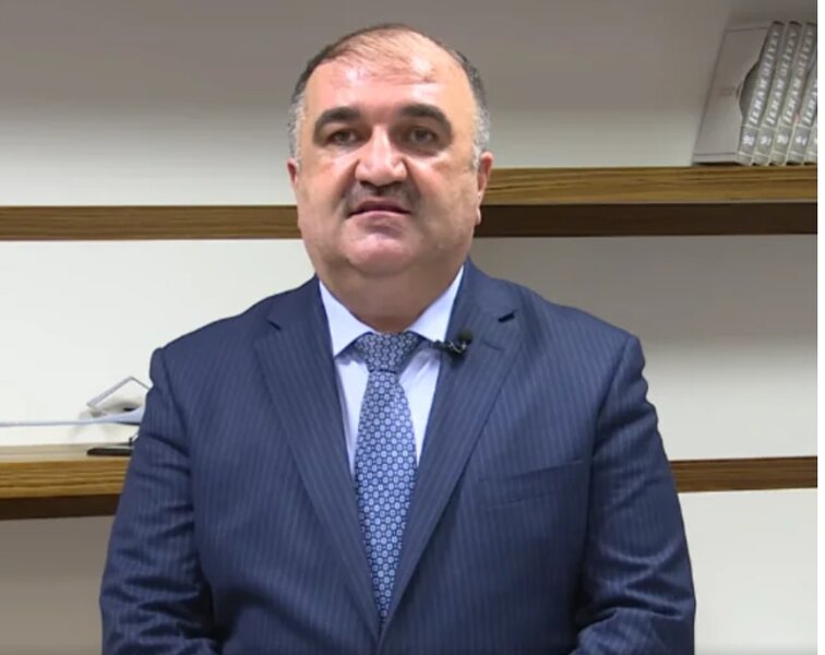 Məmur hoteldə səs salan qonşusu ilə dava etdi - VİDEO