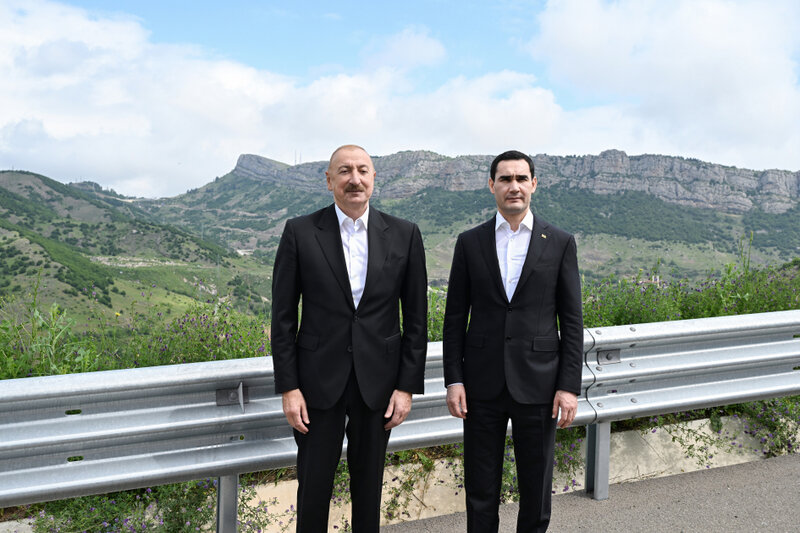 Azərbaycan və Türkmənistan prezidentləri Şuşanın Daşaltı kəndinin fonunda şəkil çəkdiriblər