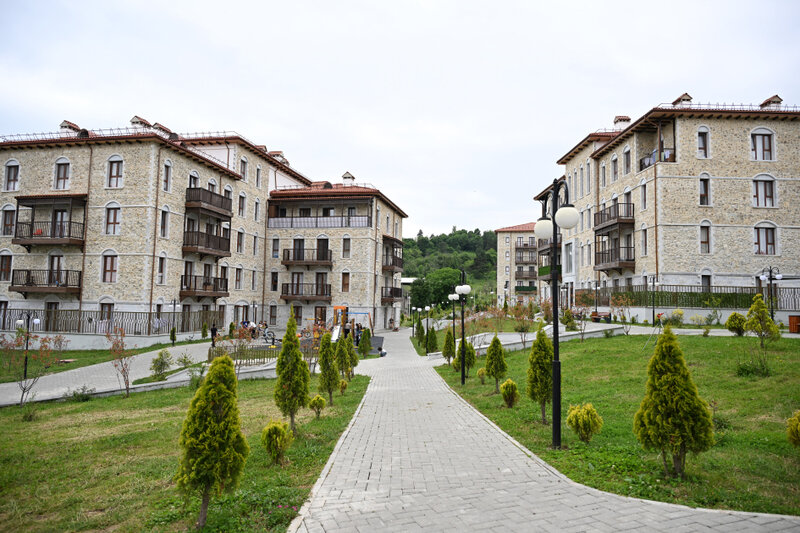 Prezidentlər İlham Əliyev və Sərdar Berdiməhəmmədov Şuşa şəhərində inşa edilmiş birinci yaşayış kompleksində olublar