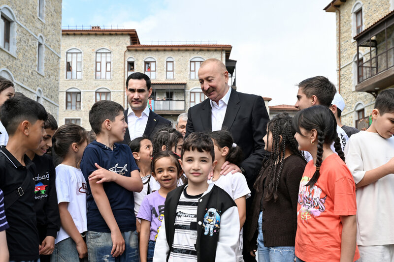 Prezidentlər İlham Əliyev və Sərdar Berdiməhəmmədov Şuşa şəhərində inşa edilmiş birinci yaşayış kompleksində olublar