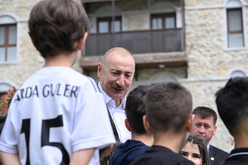 Prezidentlər İlham Əliyev və Sərdar Berdiməhəmmədov Şuşa şəhərində inşa edilmiş birinci yaşayış kompleksində olublar
