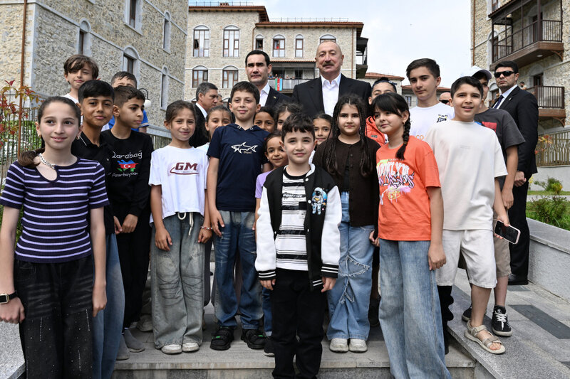 Prezidentlər İlham Əliyev və Sərdar Berdiməhəmmədov Şuşa şəhərində inşa edilmiş birinci yaşayış kompleksində olublar